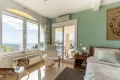 Hauptschlafzimmer mit Glasschiebetür zur Terrasse