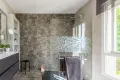 Modernes Badezimmer mit Regendusche