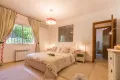 Großzügiges Schlafzimmer mit Blick auf den tropischen Garten