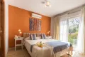 Helles Schlafzimmer des Apartments