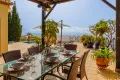 Überdachte Terrasse mit Esstisch für 8 Personen
