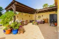 Überdachte Terrasse mit Loungegruppe, Esstisch und Grill