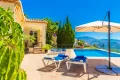 Sonnenliegen und Sonnenschirm mit Blick auf die Costa Tropical