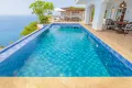 (Beheizter) privater Pool mit Steintreppe und Poolbeleuchtung