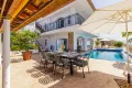 Große Terrasse mit Pool, Essbereich im Freien, Außenbar und Lounge-Möbeln