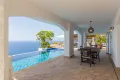 Überdachte Terrasse direkt neben dem Pool