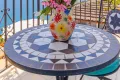 Blumenvase auf einem traditionellen andalusischen Beistelltisch