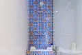 Modernes Badezimmer mit Dusche in einer der Gästezimmer