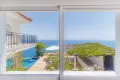 Blick auf die Terrasse und das Mittelmeer aus einer der Gästezimmer