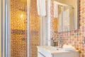 Modernes Badezimmer mit Dusche in einer der Gästezimmer