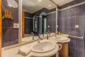 Hauptschlafzimmer mit Bad en suite im andalusischen Stil